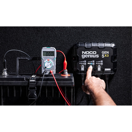 Chargeur de batterie embarqu&eacute; &agrave; 3 sorties de 15 amp&egrave;res Gen5X3 Genius Dufferin Supply