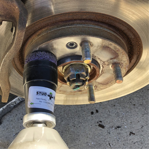 Outil de nettoyage pour moyeux, goujons et roues &agrave; entraînement par chocs STUD KLEEN Dufferin Supply
