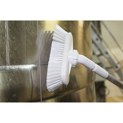 Brosse de lavage aliment&eacute;e en eau et &agrave; angle r&eacute;glable, Soies Doux, Longueur de 9-1/4", Vert Dufferin Supply
