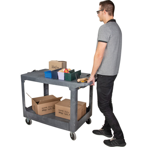 Chariot utilitaire pour l'entretien avec tablette plate, 2 tiers, 25-1/4" x 32-1/4" x 44", Capacit&eacute; 550 lb Dufferin Supply