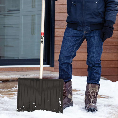 Pelle &agrave; neige Nordic, Lame Polypropyl&egrave;ne, Largueur 17-3/4", Manche Prise en D Dufferin Supply