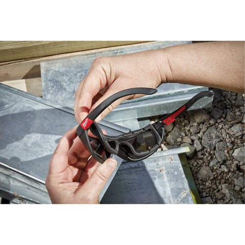Lunettes de s&eacute;curit&eacute; performantes avec joint, Lentille Noir, Polaris&eacute;, R&eacute;pond ou surpasse la norme CSA Z94.3 Dufferin Supply