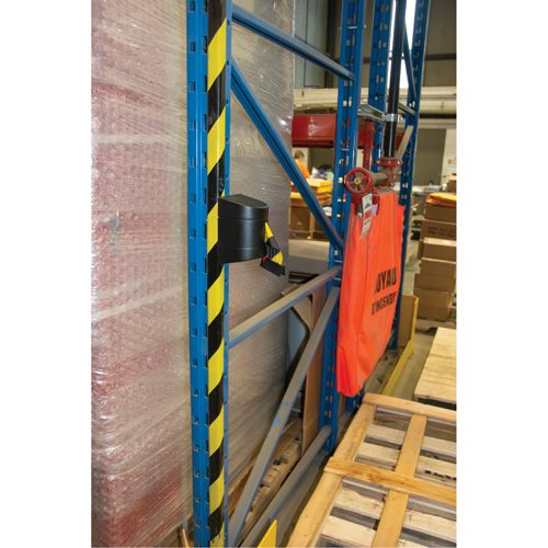 Barri&egrave;re murale magn&eacute;tique avec bande magn&eacute;tique, Plastique, Fixation magn&eacute;tique, 15', Ruban Noir et jaune Dufferin Supply