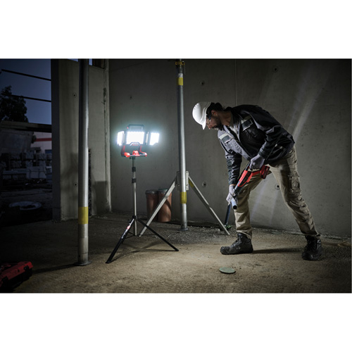 Lampe de travail &agrave; DEL professionnelle &agrave; panneaux pliants lumens sans fil 18V sur tr&eacute;pied, DEL, 3600 lumens Dufferin Supply