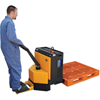 Transpalette &eacute;lectrique motoris&eacute; a/plateforme &agrave; conducteur debout, Capacit&eacute; 4500 lb, 48" lo x 30,25" la Dufferin Supply