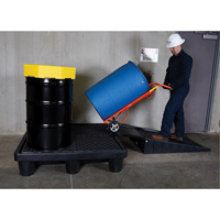 Ultra-Spill Pallet mod&egrave;le &eacute;conomique, 4 barils, Capacit&eacute; de d&eacute;versement 66 gal. US, 53" x 53" x 11,8" Dufferin Supply