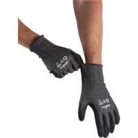 Gants &eacute;cologiques, l&eacute;gers, et r&eacute;sistants &agrave; la coupe, &agrave; haute dext&eacute;rit&eacute;, Taille 7, Calibre 21, Rev&ecirc;tement Mousse de nitrile, Enveloppe en Acier inoxydable/PEHP/rPET, ASTM ANSI niveau A5 Dufferin Supply