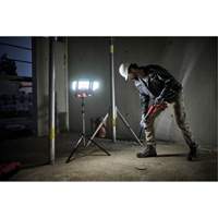 Lampe de travail &agrave; DEL professionnelle &agrave; panneaux pliants lumens sans fil 18V sur tr&eacute;pied, DEL, 3600 lumens Dufferin Supply